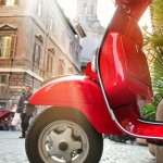 Roter Retrolook Motorroller in Rom - Red Scooter in Rome